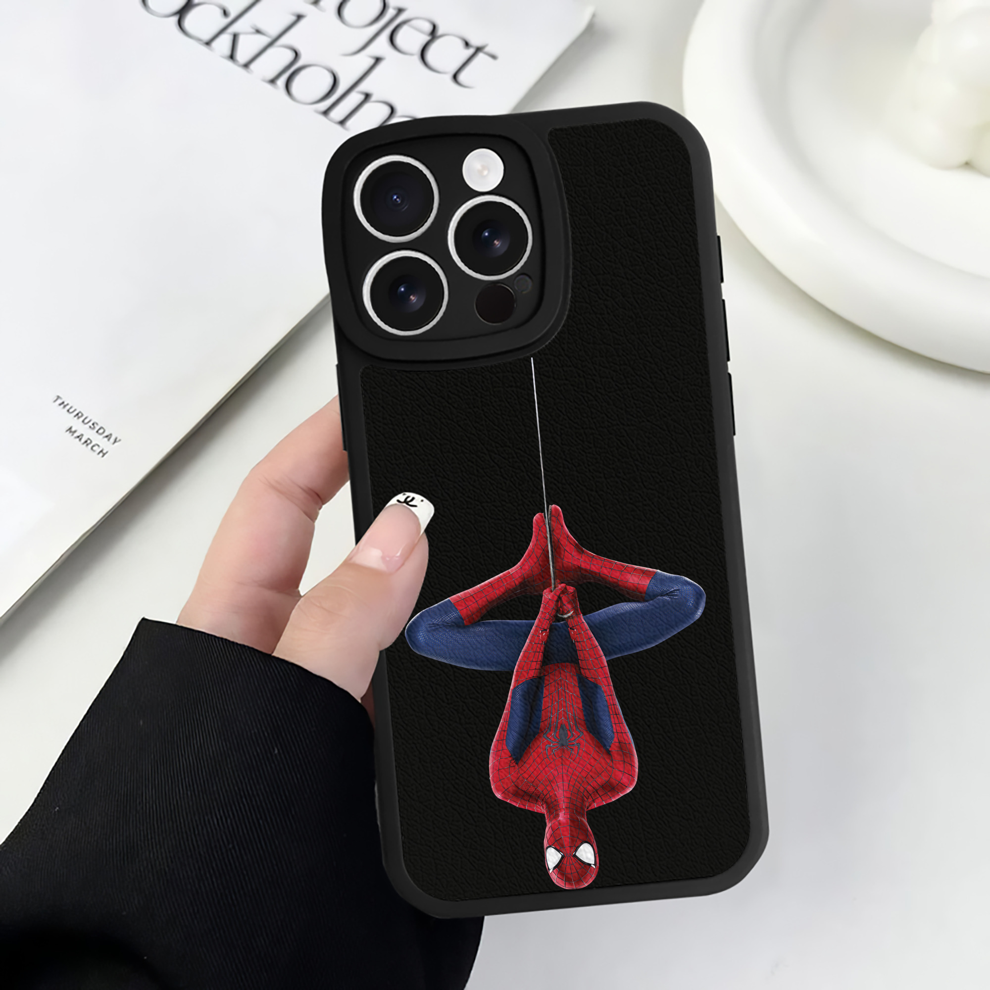 Spider Man スパイダーマン 【iPhone 16シリーズ対応】シリコンスマホケース（レザー調） 材質：シリコン